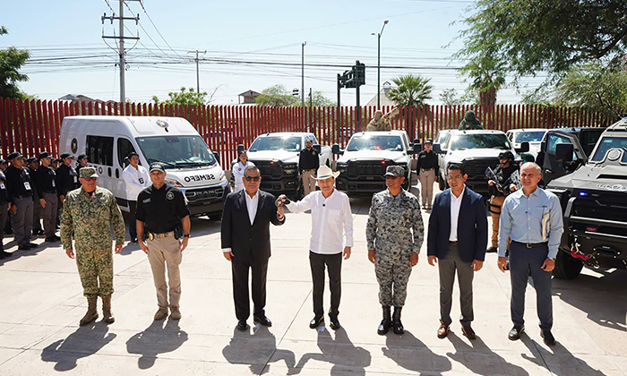 Entrega gobernador equipo y estímulos a FGJE