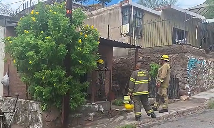 Atienden Bomberos derrumbes y deslaves en distintas colonias