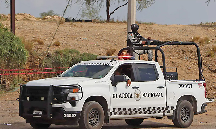Abandonan cuerpo de hombre con narcomensaje en la carretera Hermosillo Guaymas