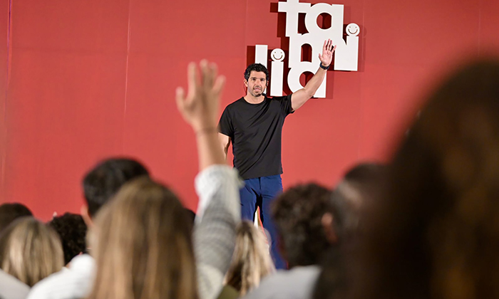 Comparte Oso Trava reflexiones sobre liderazgo con su conferencia “Tácticas de Crack”