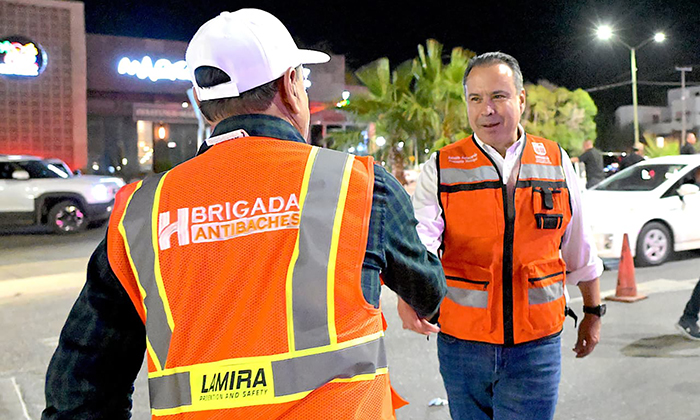 Supervisa Toño Astiazarán bacheo nocturno en el norte de la ciudad
