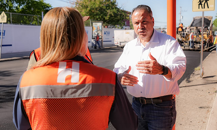 Supervisa Toño Astiazarán mantenimiento a calles en la calle Olivares