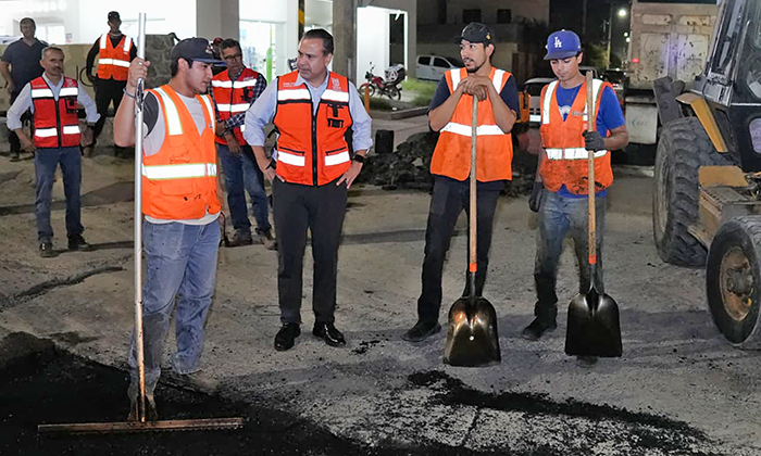 Supervisa Toño Astiazarán bacheo nocturno en el bulevar Quiroga