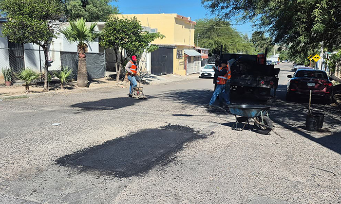 Mejora vialidades con cuadrillas de bacheo