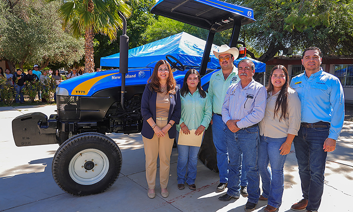 Entrega tractor a Departamento de Agricultura; Rectoría de la Unison