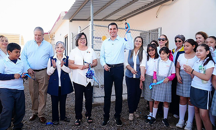 Donan planta purificadora de agua a la SEC; Integrantes del Club Rotario