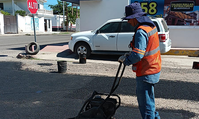 Continúan acciones de bacheo intensivo
