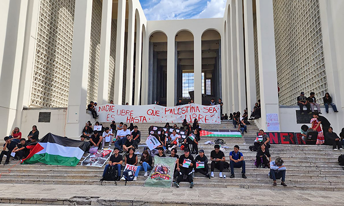 Jóvenes pro Palestina se manifiestan en Museo Biblioteca