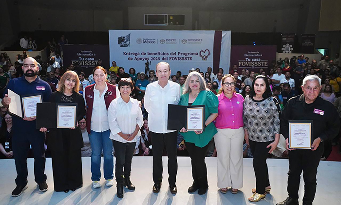 Entrega gobernador 300 títulos a familias
