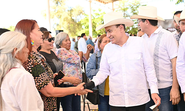 Entrega gobernador apoyos al campo en Navojoa