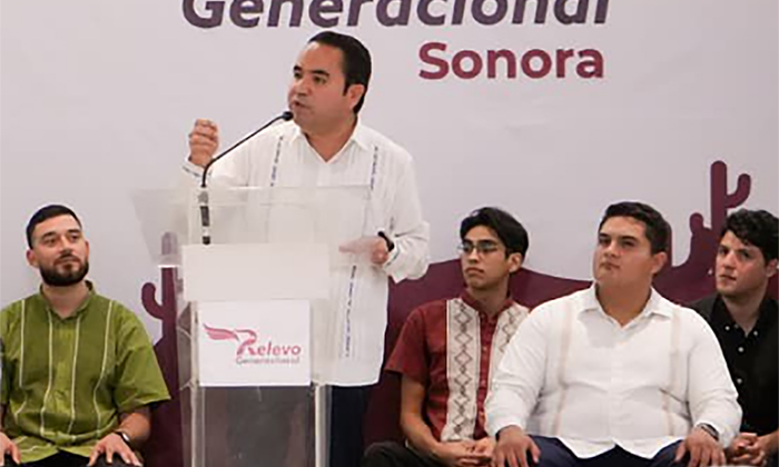 Insta Heriberto Aguilar a jóvenes a defender causas del pueblo