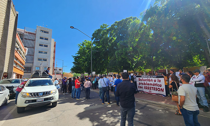 Se manifiestan maestros sindicalizados de Unison en oficinas del Isssteson