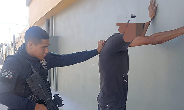 Arrestan a dos individuos por posesión de droga en distintas colonias