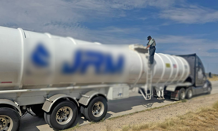 Decomisan tractocamión con combustible ilegal