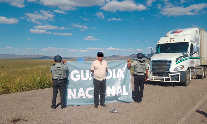 Aseguran a conductor de tráiler con droga; Elementos de la Guardia Nacional