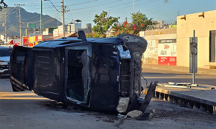 Vuelca camioneta y deja tres personas heridas en la colonia Altares