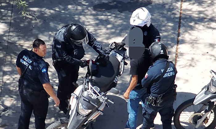 Someten a sujeto por amagar a su mamá con cuchillo en el fraccionamiento Fuente de Piedra