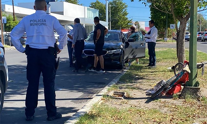 Resulta herido ciclista en choque con sedán en la colonia Valle Hermoso