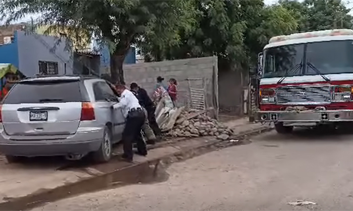 Mujer se sube a banqueta y choca árbol en la colonia La Cholla