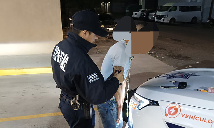 Someten a sujeto armado que allanó casa ajena en el fraccionamiento Los Pinos