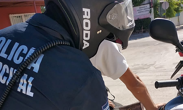 Arrestan a par de agresores de familiares; Agentes preventivos