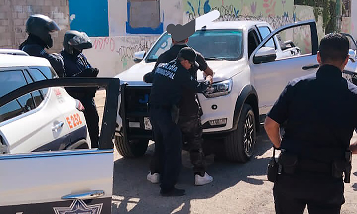 Sorprenden a dos presuntos maleantes armados en operativos en la zona urbana y rural