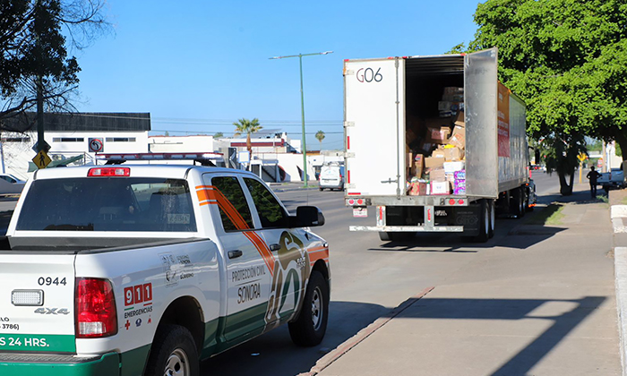Sale tractocamión con víveres para damnificados