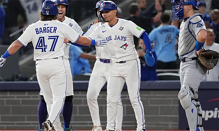 Azulejos apalea a Dodgers 11-4 al iniciar la Serie Mundial