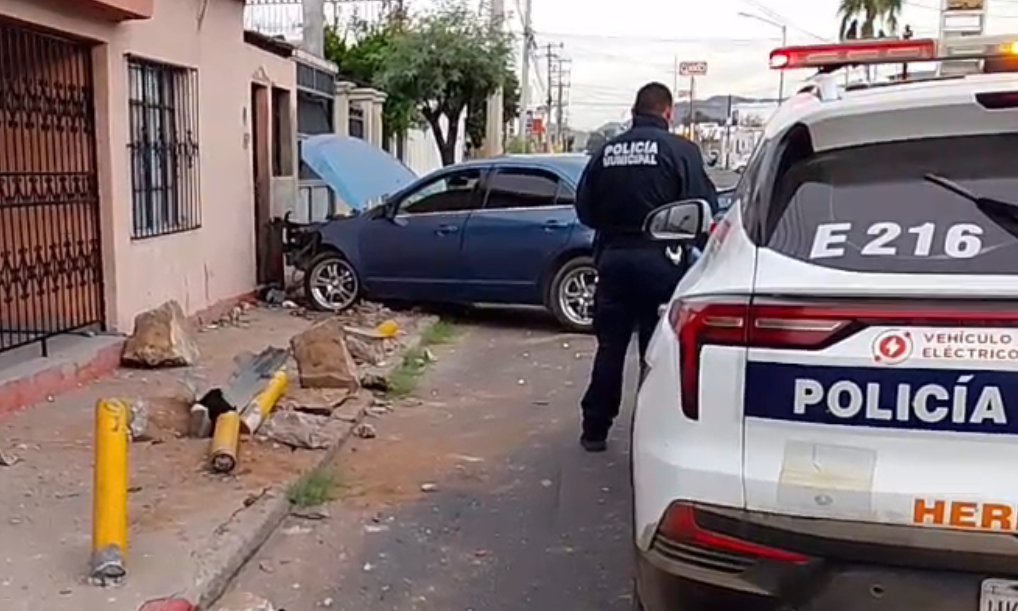 Casi se mete auto a casa en la colonia San Benito