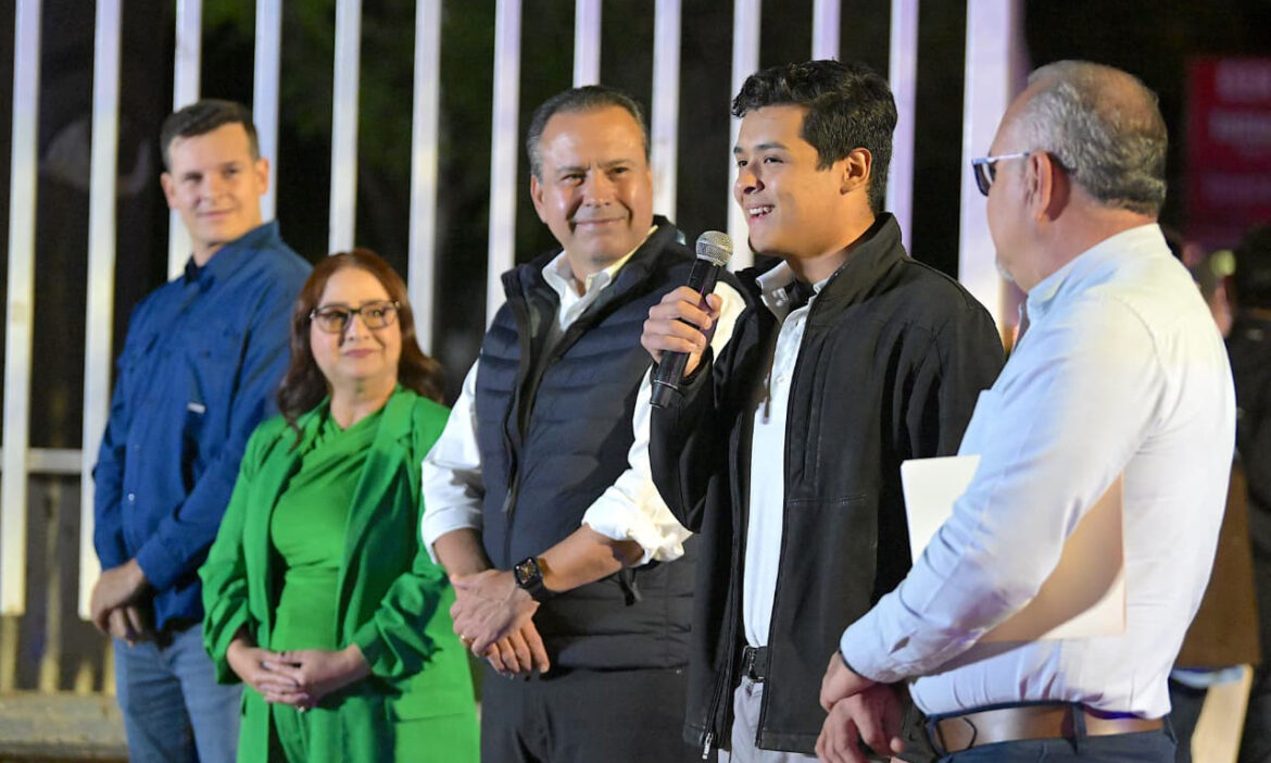 Beneficia Toño Astiazarán a estudiantes con Camina Segura en el Cobach Norte