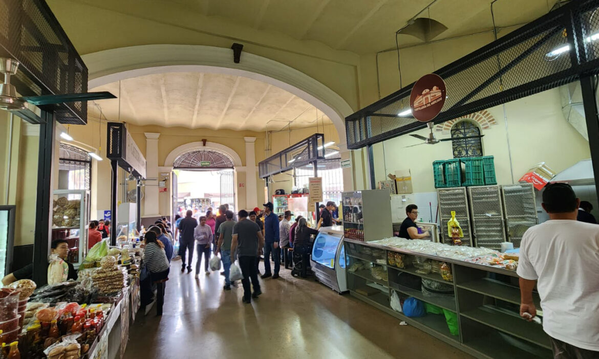 Siguen locales del Mercado sin energía eléctrica operan con plantas de energía