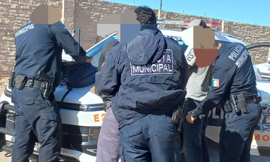 Aprehenden a dos personas en moto robada en Haciendas del Sur