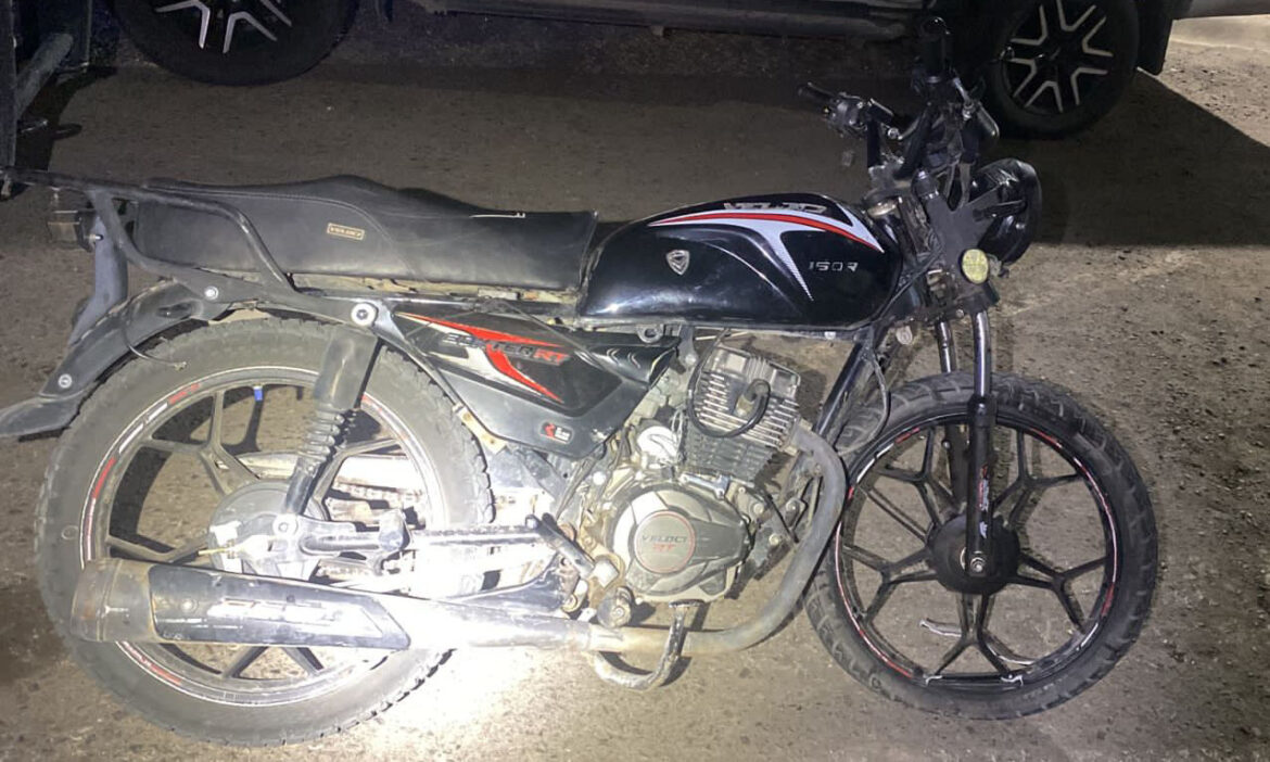 Localizan abandonada moto reportada robada en la colonia Valle del Marqués