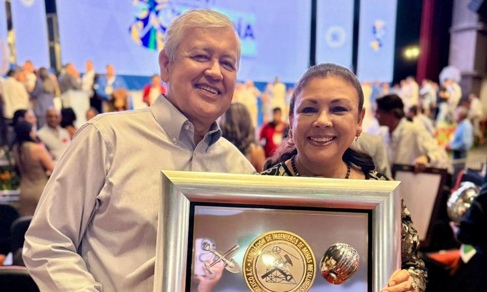Recibe Elizabeth Araux Premio Nacional de Educación