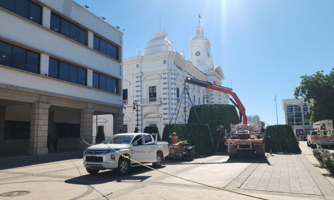 Inicia gobierno municipal instalación del árbol navideño en la Plaza Zaragoza