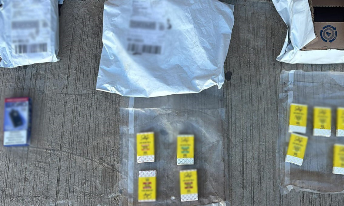 Aseguran binomios K-9 sustancias prohibidas en empresa de mensajería