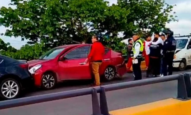 Chocan en distribuidor vial en el bulevar Morelos y Periférico Norte
