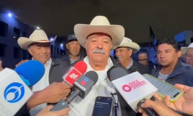 Campesinos levantan bloqueos carreteros tras 13 horas de negociaciones