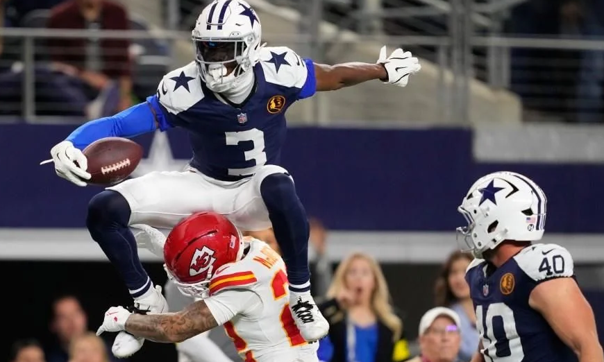 Vencen Vaqueros a Jefes por 31-28 en el duelo de Acción de Gracias