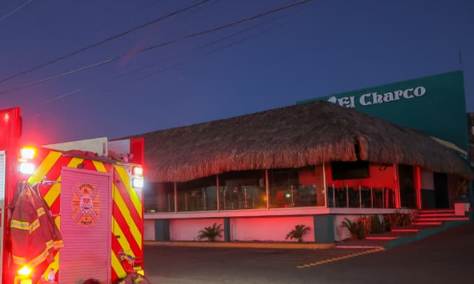 Desalojan restaurante por conato de incendio en el bulevar Morelos y avenida Congreso