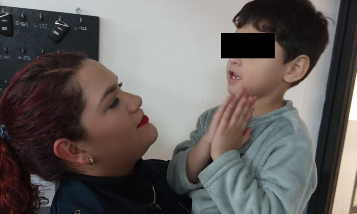 Policías municipales auxilian a niño con espectro autista