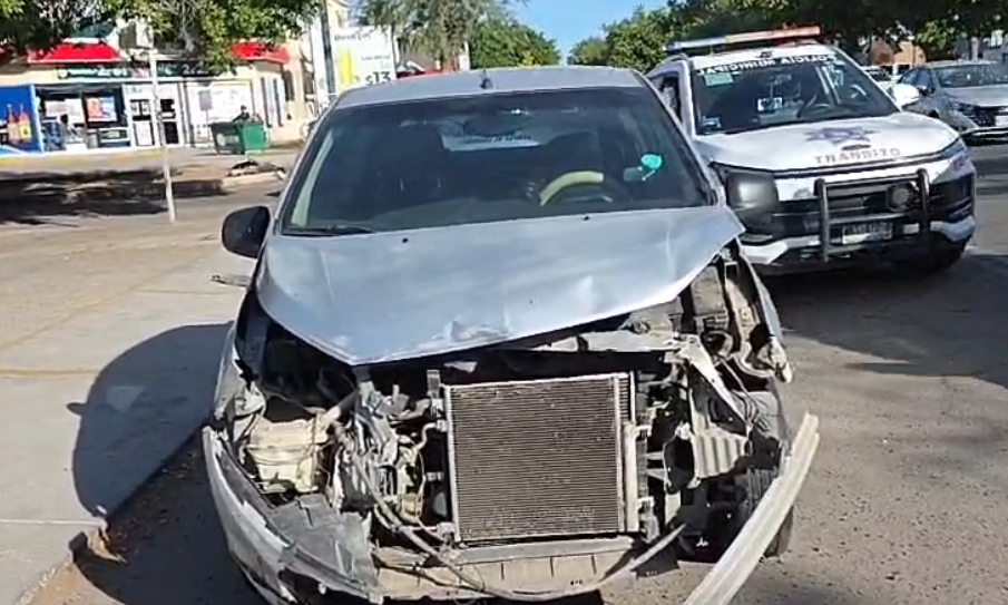 Ignora alto y causa choque en la colonia Constitución