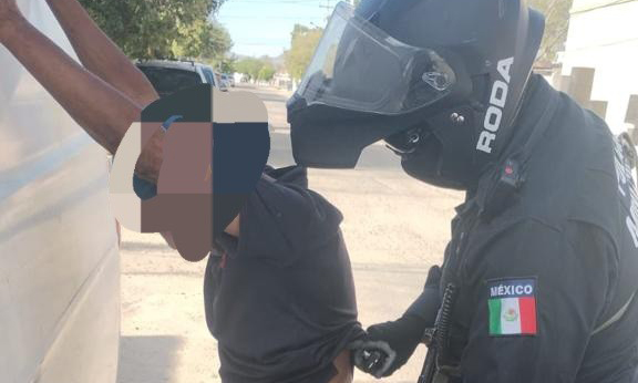 Lo sorprenden por orinar en la calle y le hallan droga en la colonia Privadas del Rey