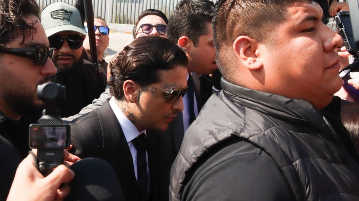 Christian Nodal Comparece ante Jueza Federal por Presunto Uso de Documentos Falsos en Conflicto contra Universal Music