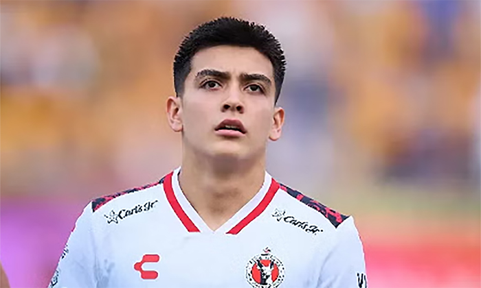 Sufre Gilberto Mora fractura de mano izquierda