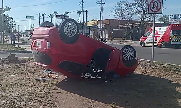Deja volcamiento una mujer herida en la colonia El Cortijo
