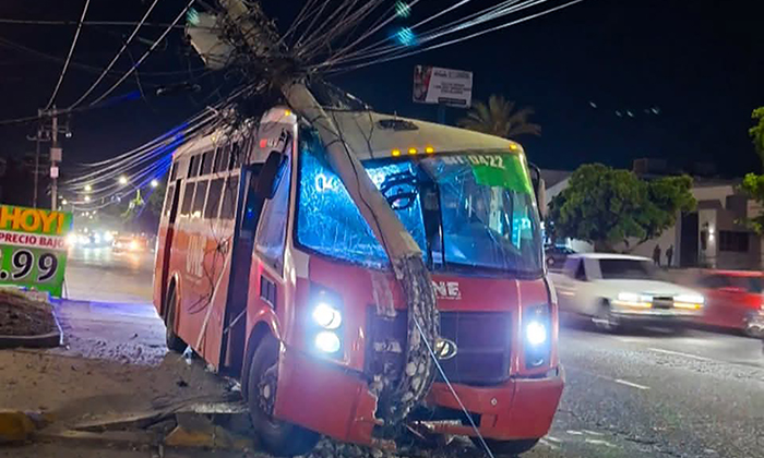 Se impacta camión contra poste tras crisis convulsiva de operador