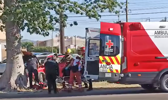 Deja aparatoso choque a mujer herida en la colonia Valle Grande