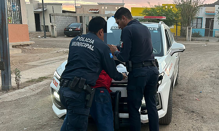 Sorprenden a presunto narcomenudista en la invasión Tres Reinas