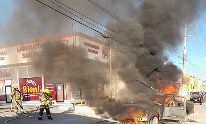 Consume incendio un pick up en movimiento en la Zona Industrial Norte